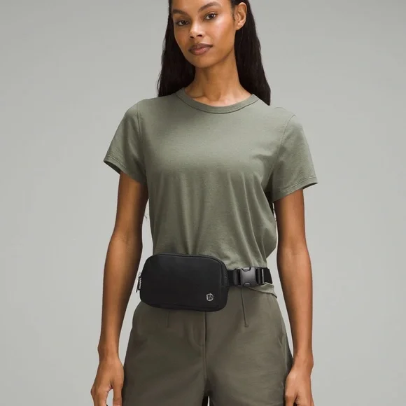 NWT lululemon 1L Black Belt Bag - Picture 2 of 6